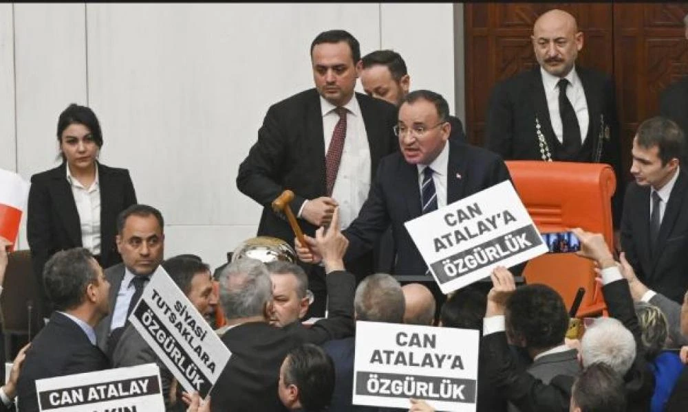 Xάος στην Τουρκία από καθαίρεση βουλευτή – Συνταγματικό πραξικόπημα καταγγέλλει η αντιπολίτευση (Βίντεο)